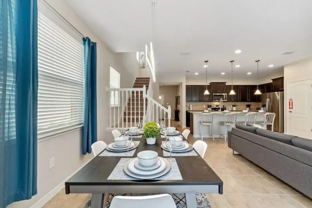 Windsor At Westside Luxury Pool 5 Bedroom Home by Redawning