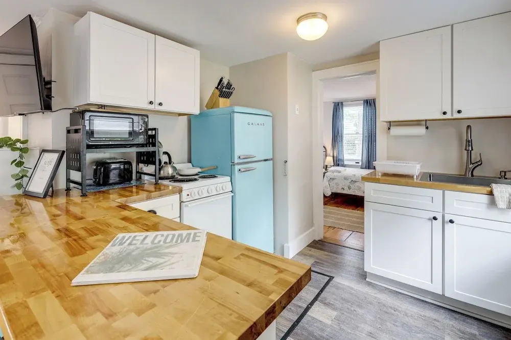 1 Mi to Ferry: 'sea Street Cottage' in Hyannis