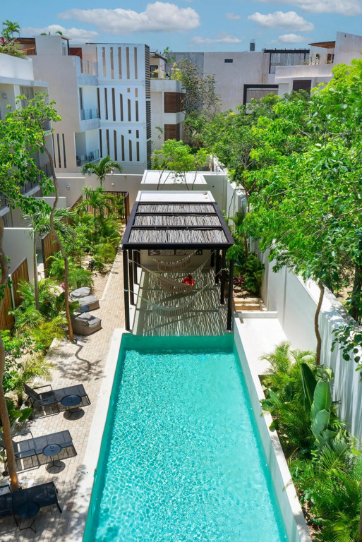 Studio wterrace, hammock, and pool access