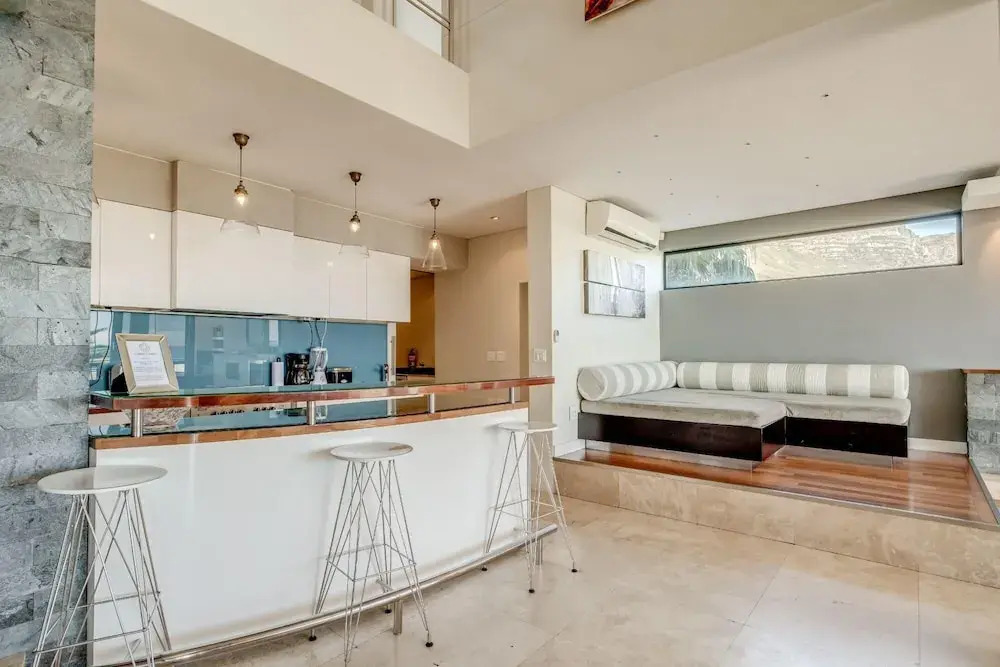 Multi-level Family Villa w Private Pool Views Lions Crest
