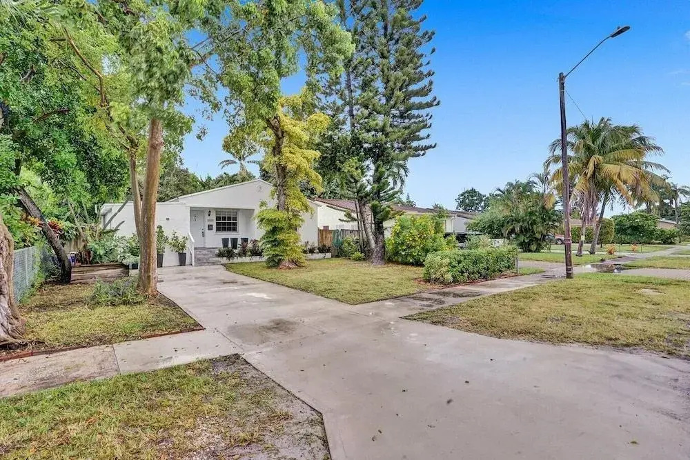Luxe 3/2 Private Home W/bbq, Gazebo & Free Parking!