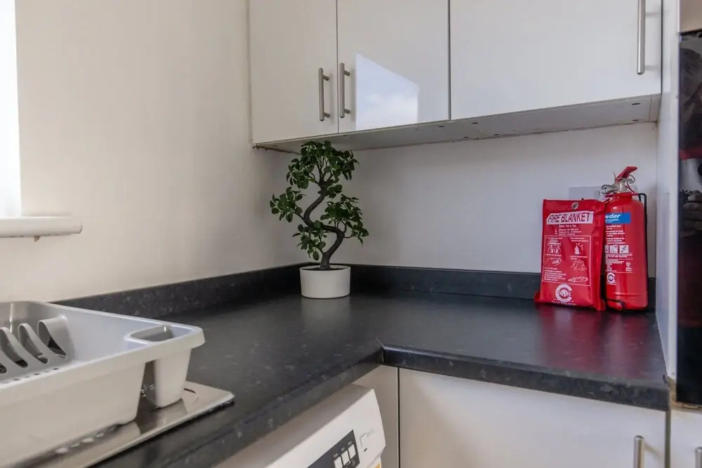 Modern 3 Bed House-free Parking