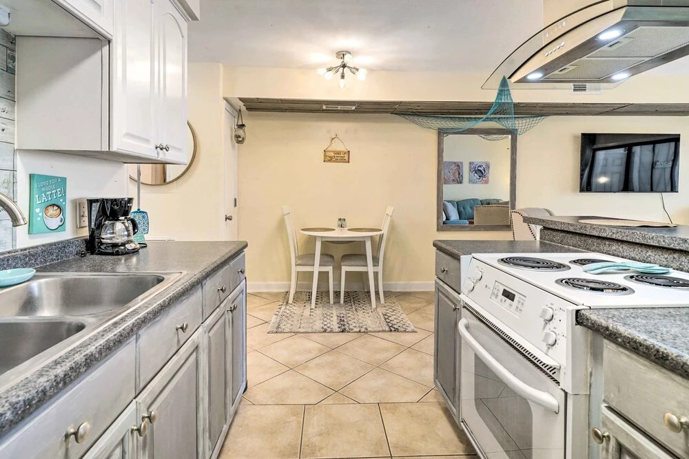 Coastal Condo w/ Pool Access - Steps to Beach