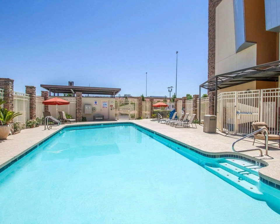 Comfort Suites Glendale - State Farm Stadium Area