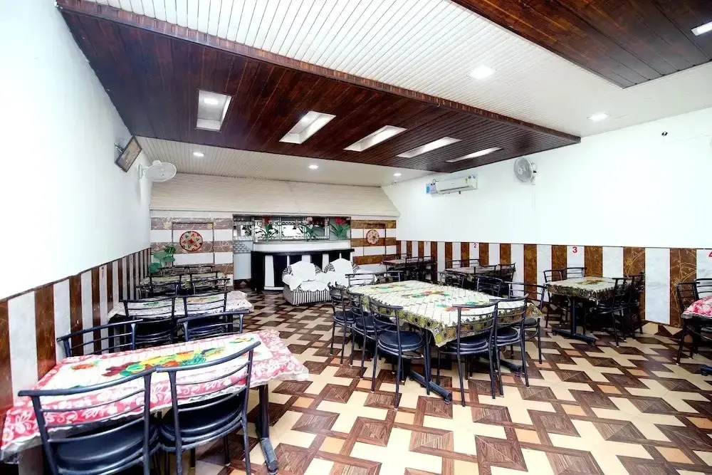 Mr Shawarma Family Restaurant & Hotel by OYO Rooms