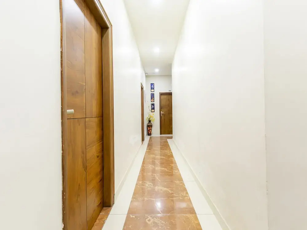 Hotel Crown by OYO Rooms
