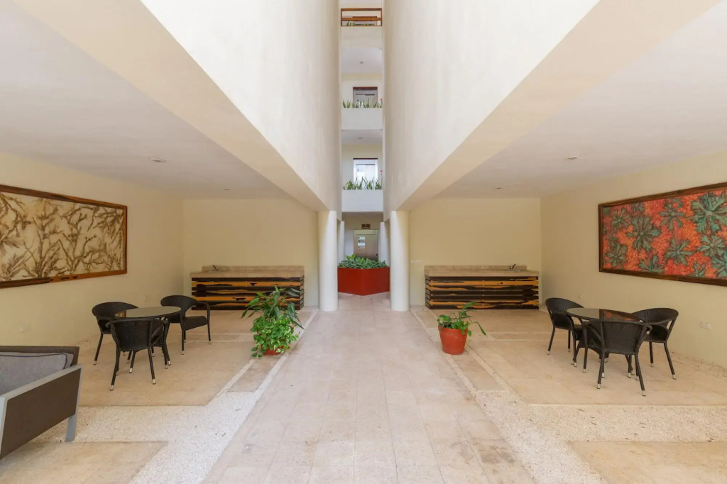 Exclusive 2 Level 3 BR Penthouse | Private Hot Tub & Roof | WiFi | Great Amenities & GYM