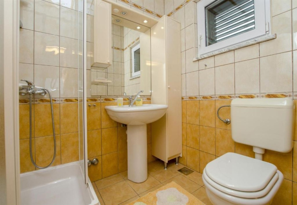 Room Mate 1 - 130 m from sea: R1 Zuta Bol, Island Brac