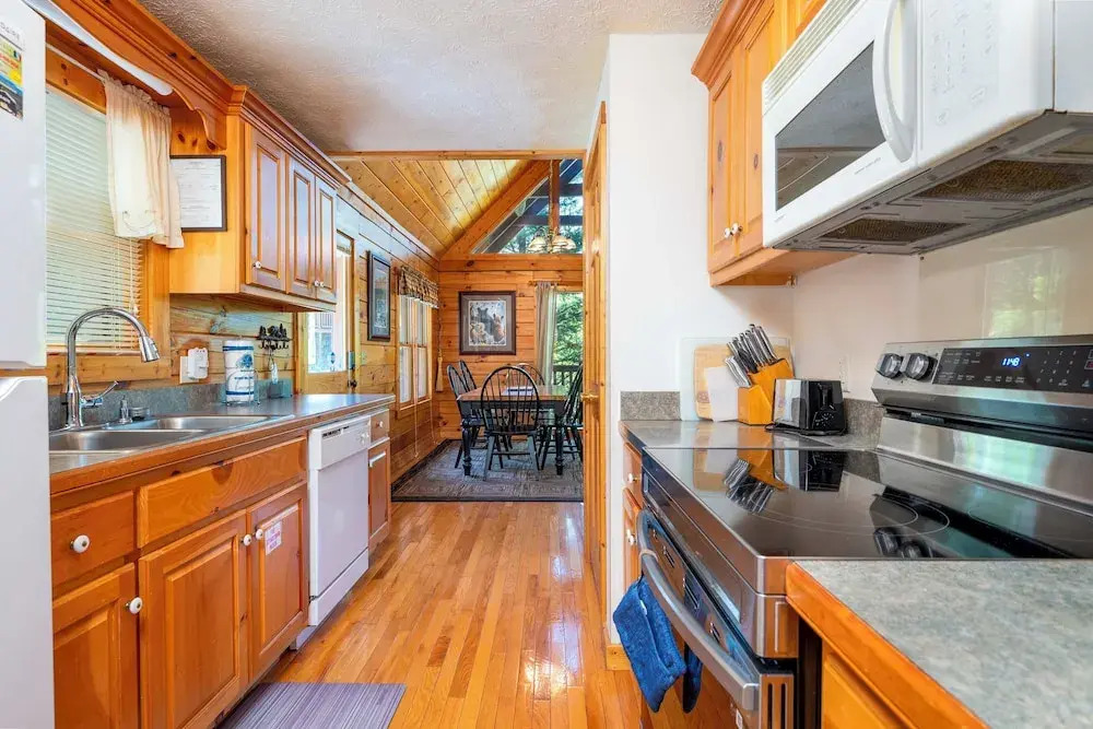 Hot Tub & Game Room: Log Cabin 2 Mi to Ripleys!