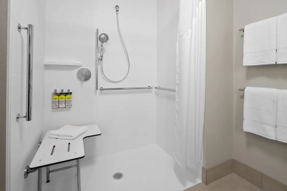 Holiday Inn Express & Suites - Elkhorn - Lake Geneva Area by IHG