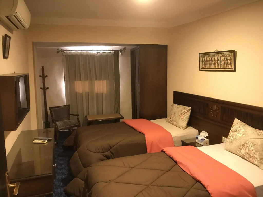 3 Pyramids View Inn