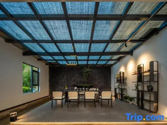 Shangri-La Tianqi Ian Designer Oxygen Homestay (Dukezong Ancient City Dafu Temple Prayer Wheel)