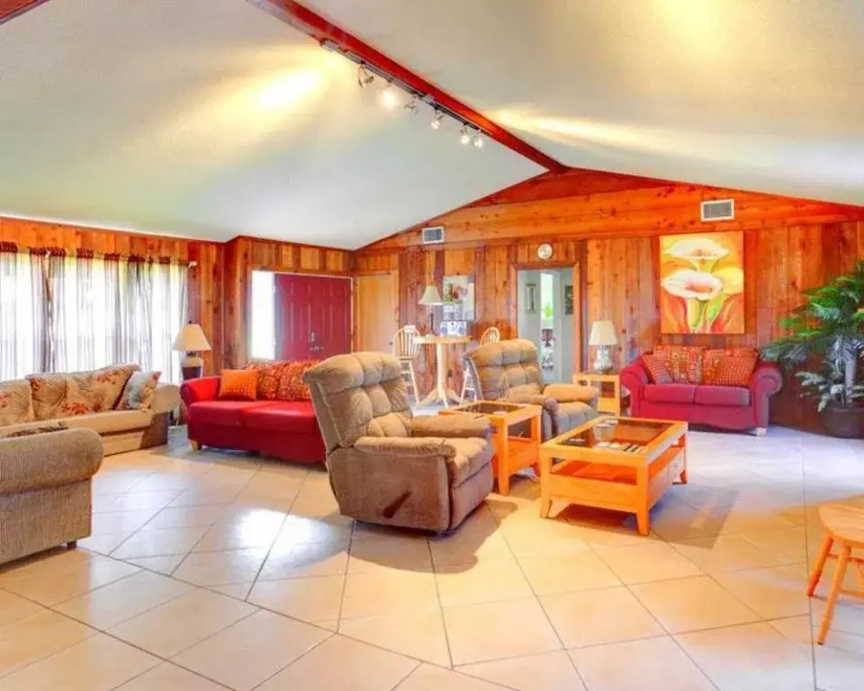Venice Euclid Home 3 Br Home by RedAwning