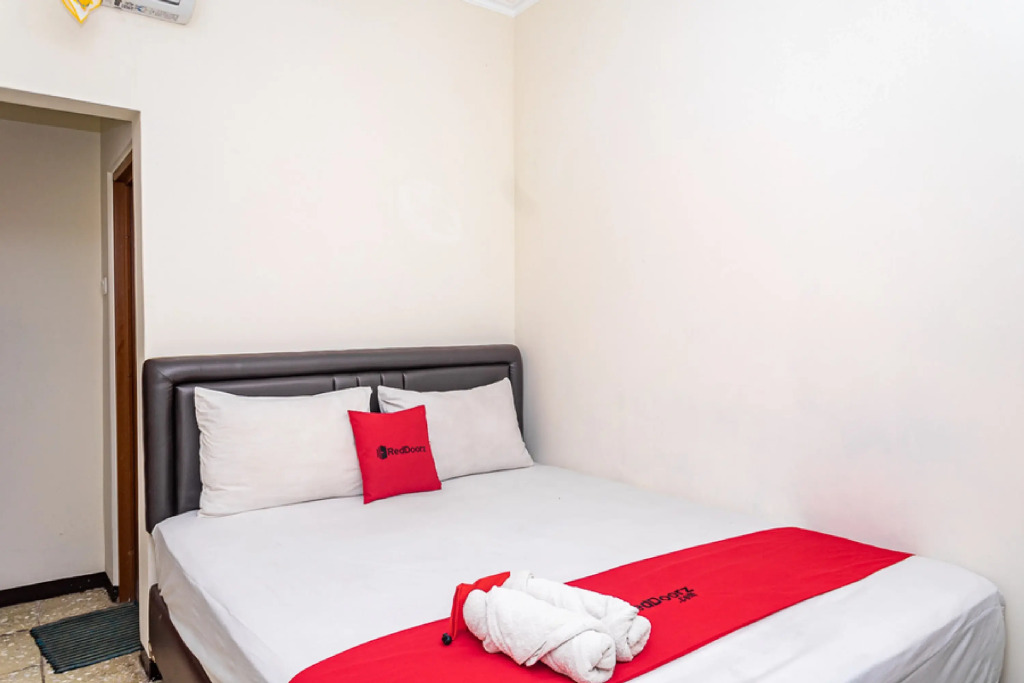 RedDoorz near Alun Alun Bandung 2
