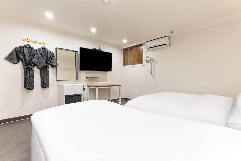 Film37.2 Hotel