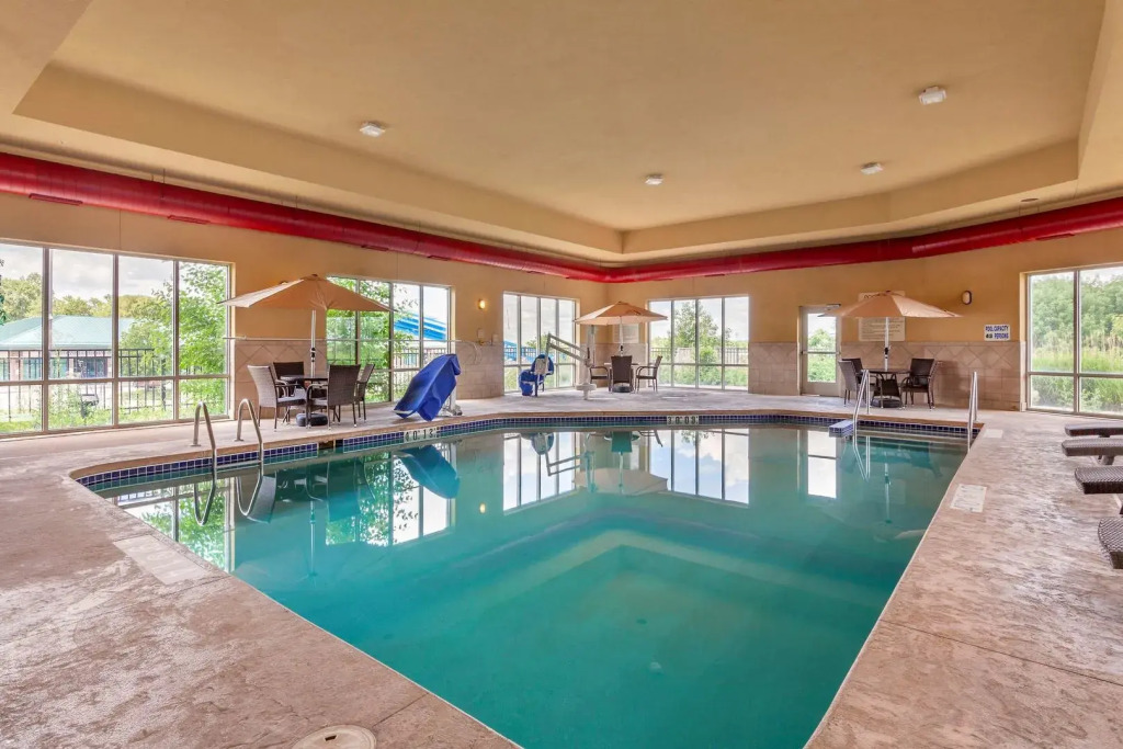 Holiday Inn Express & Suites Milwaukee NW - Park Place by IHG