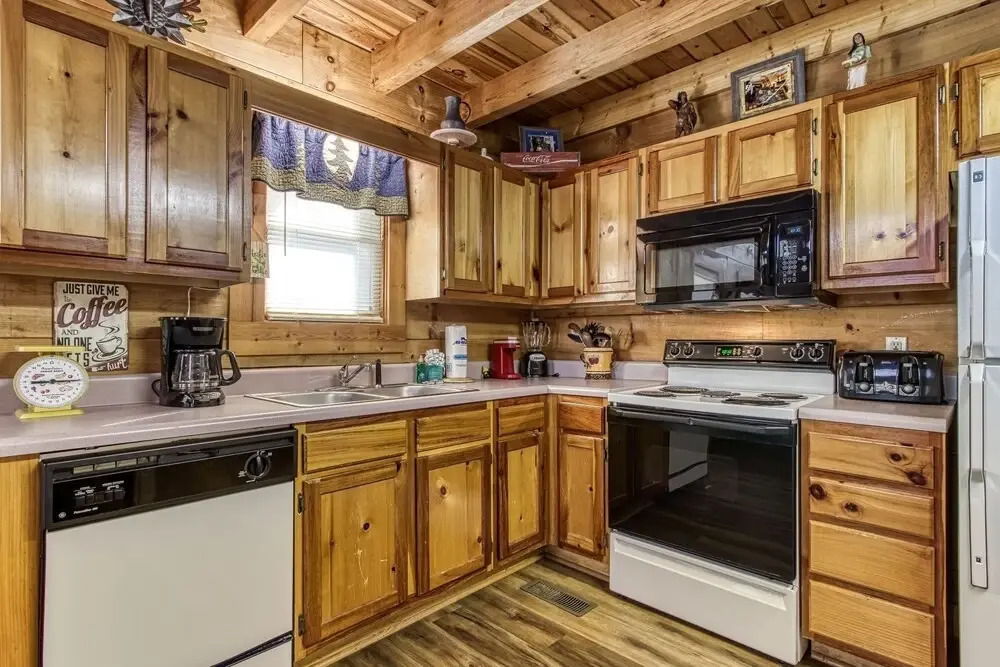 ER83 - Savage Loft - Your Close to the Action Cabin Getaway cabin