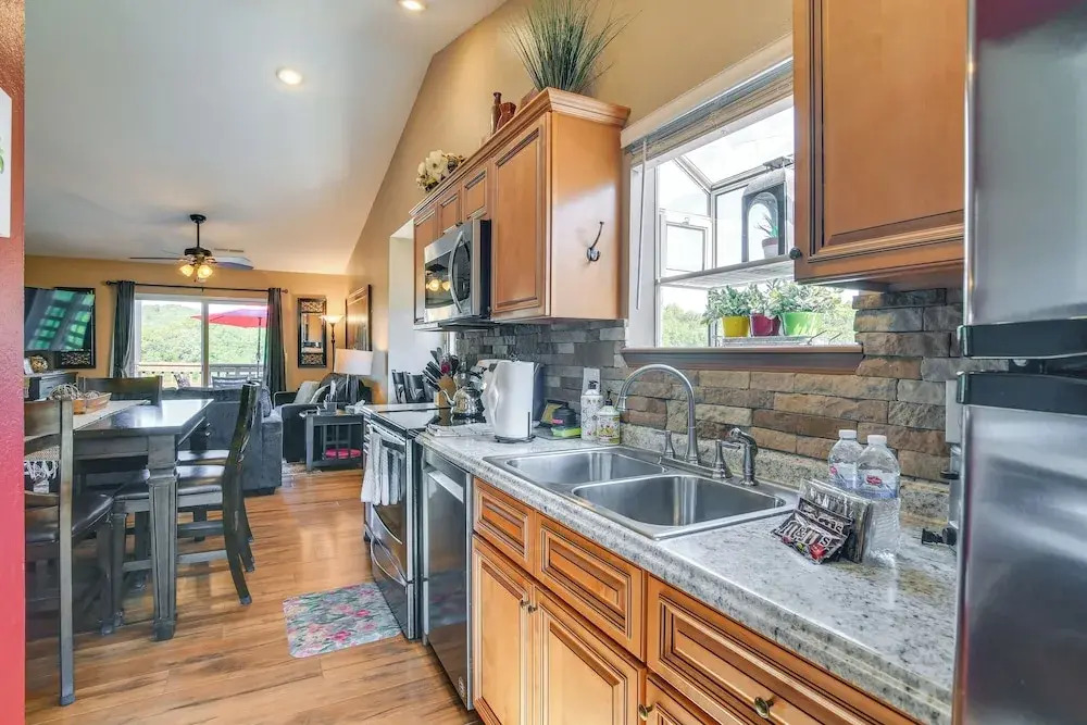 Near Silver Dollar City! Condo w/ Hot Tub & Lake