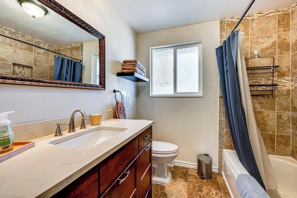 4 Mi to Olde Town Arvada! Dog-friendly Home, Yard