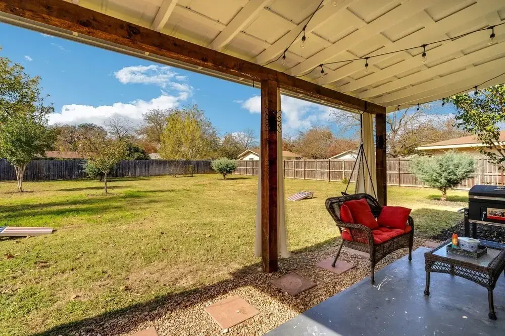 Charming Bungalow W/hot tub 5min to Main St!