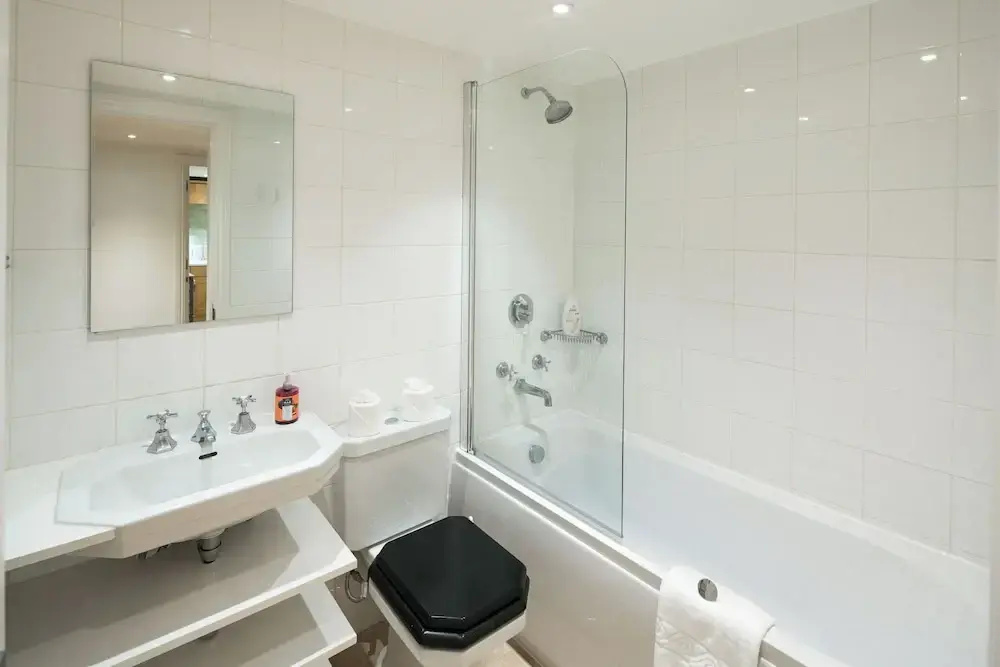 1BD Modern City Oasis: Near London Attractions