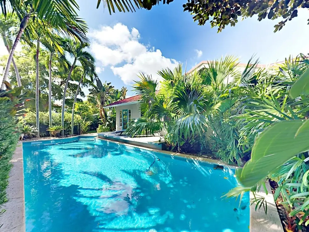 Tropical El Cid Bungalow #main Home - Front 2 Bedrooms 2 Bathrooms Cot