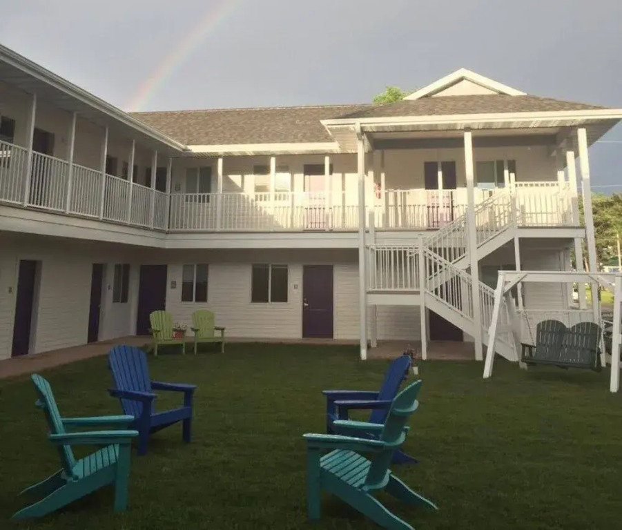 Julies Park Cafe & Motel