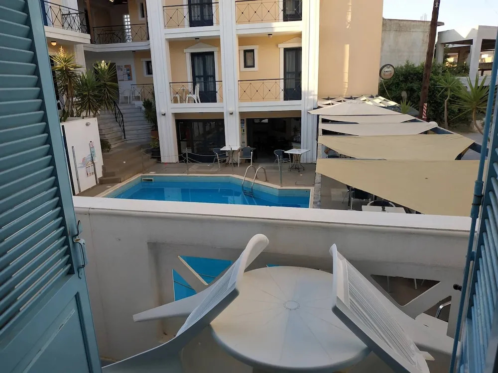 Small Apartment For 3 Pers 70meters From The Beach