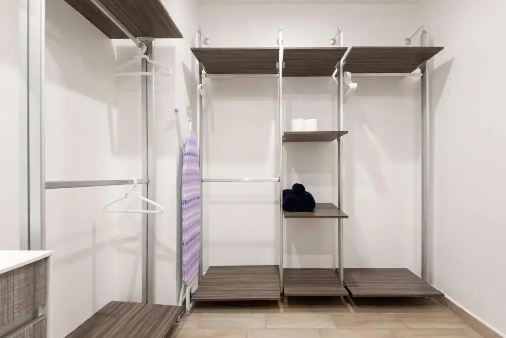 Beautiful loft. King size bed. 150 Mbps internet.