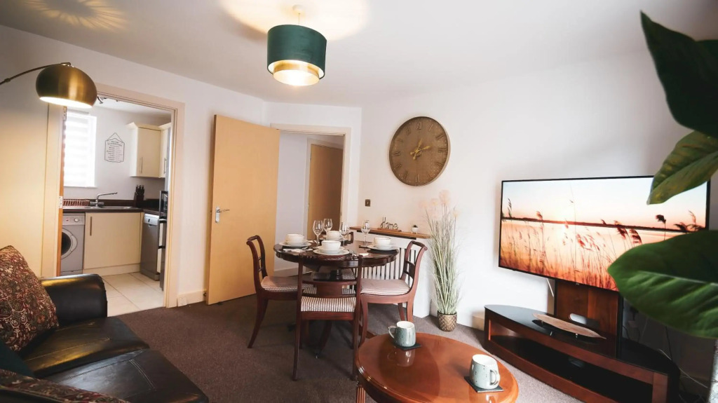 Splendid High Street 2 BR Apartment - King Bed - Wise Stays