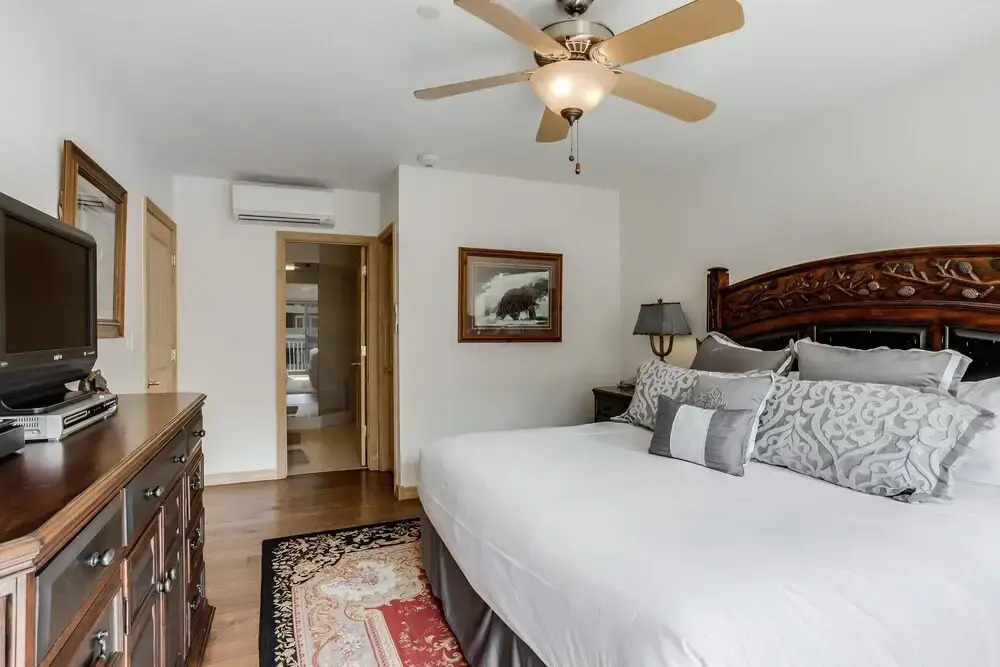 Luxurious 3 bedroom 3 bath condo! 3 Condo by RedAwning