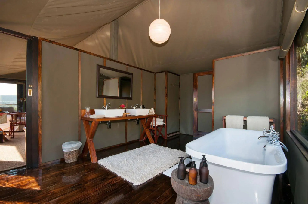 HillsNek Safari Camp - Amakhala Game Reserve