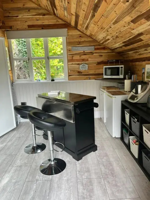 The Shed . A cosy, peaceful, 96% recycled, chalet.