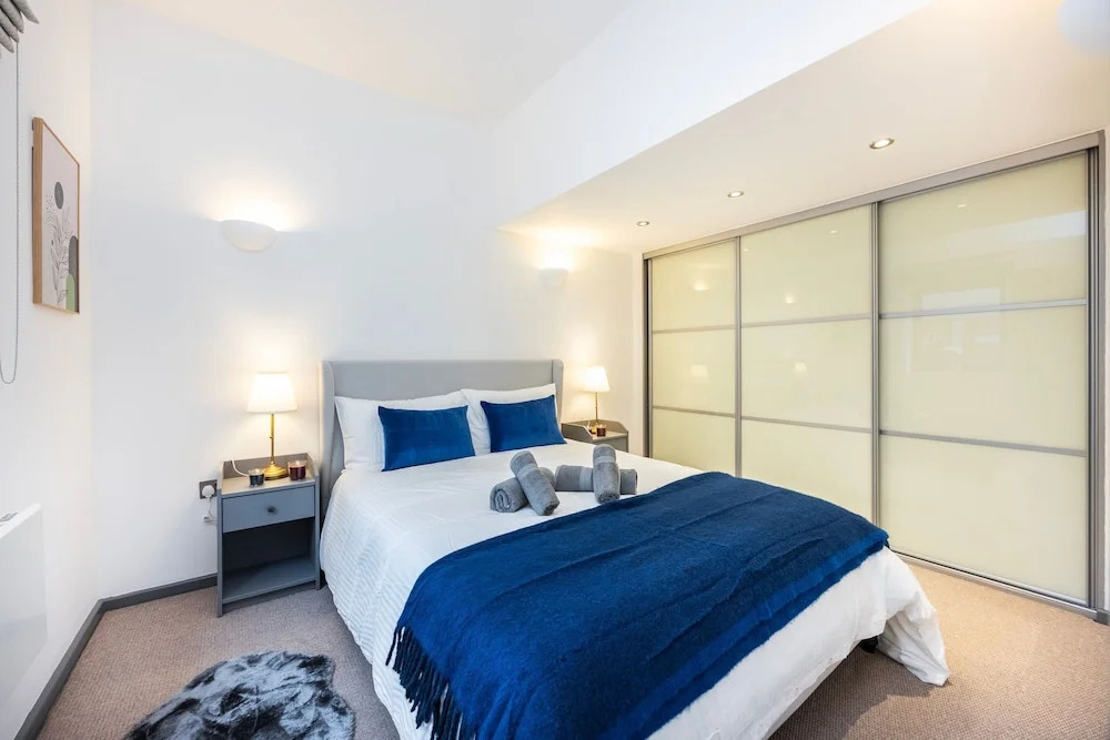 2 Bed 2 Bath Deluxe Flat in Kensington