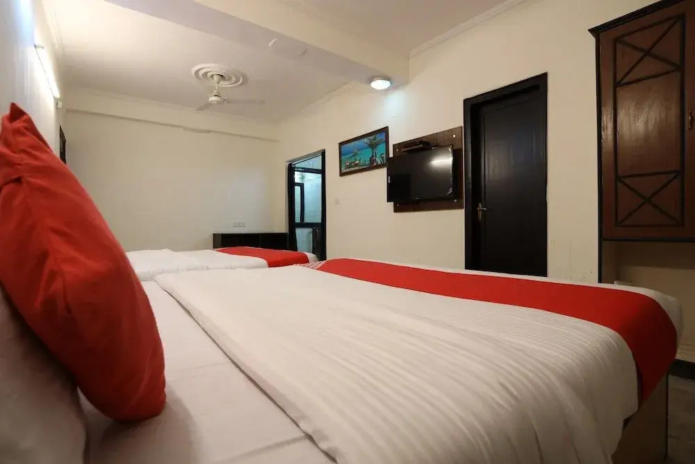 OYO 60476 Hotel Silver Rooms