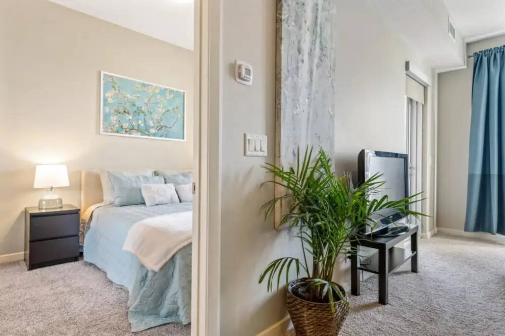 Modern DT Condo Balcony Parking Gym Hot Tub