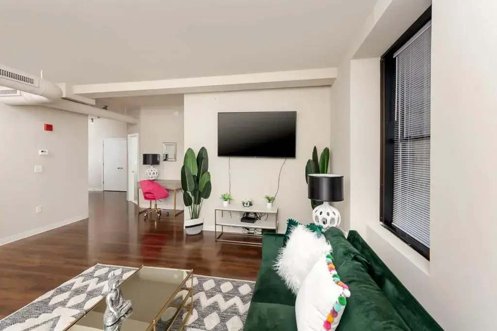 2BR Lux Apartment With Rooftop Deck, Gym & Parking