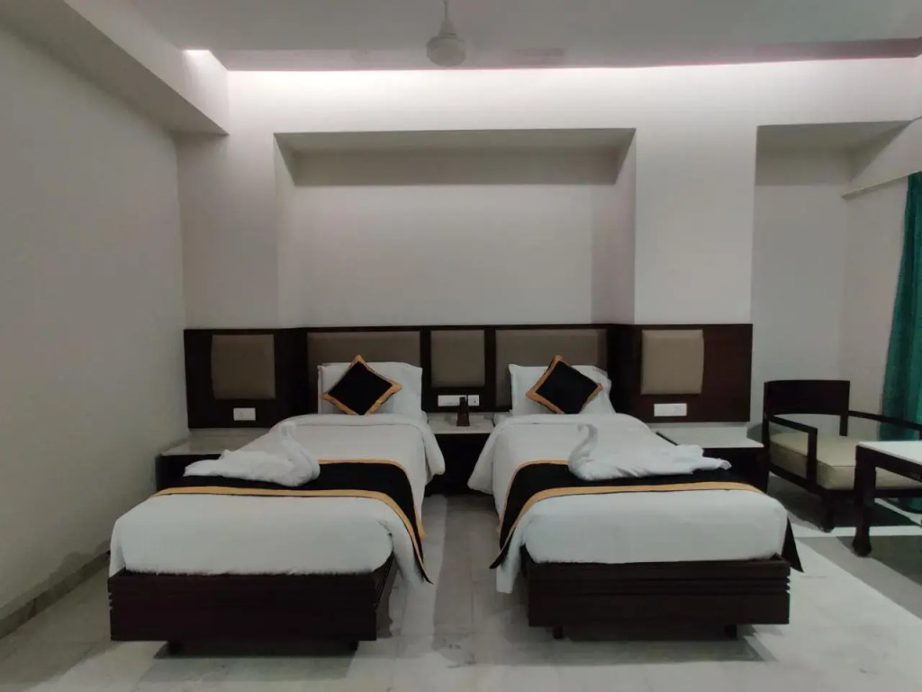 Hotel Saratharajans