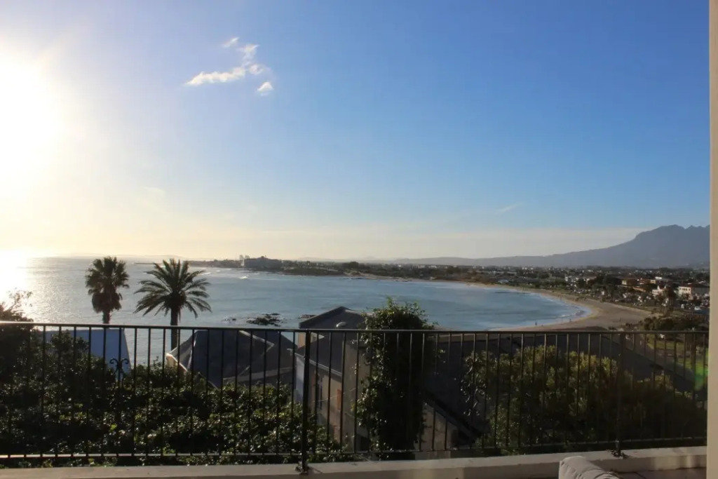 Die Braaihuis- sleeps 6, Large Veranda, Sea Views, Central and Fabulous