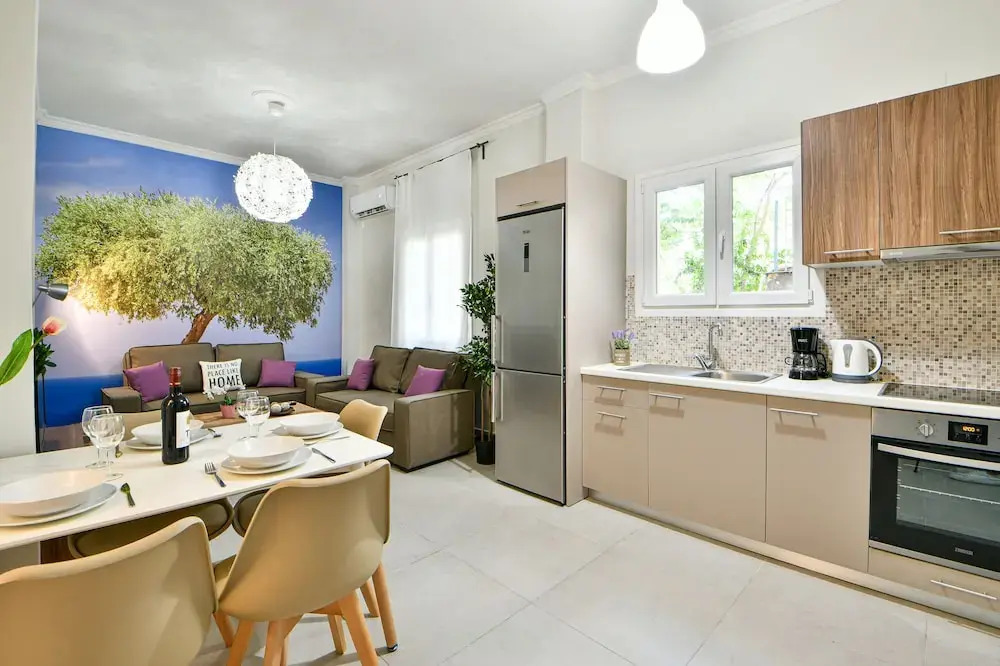 Fresh & renovated apartment next to metro station