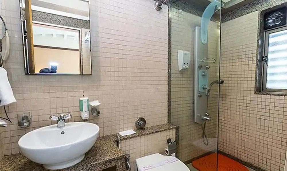 Fabhotel Poco Loco