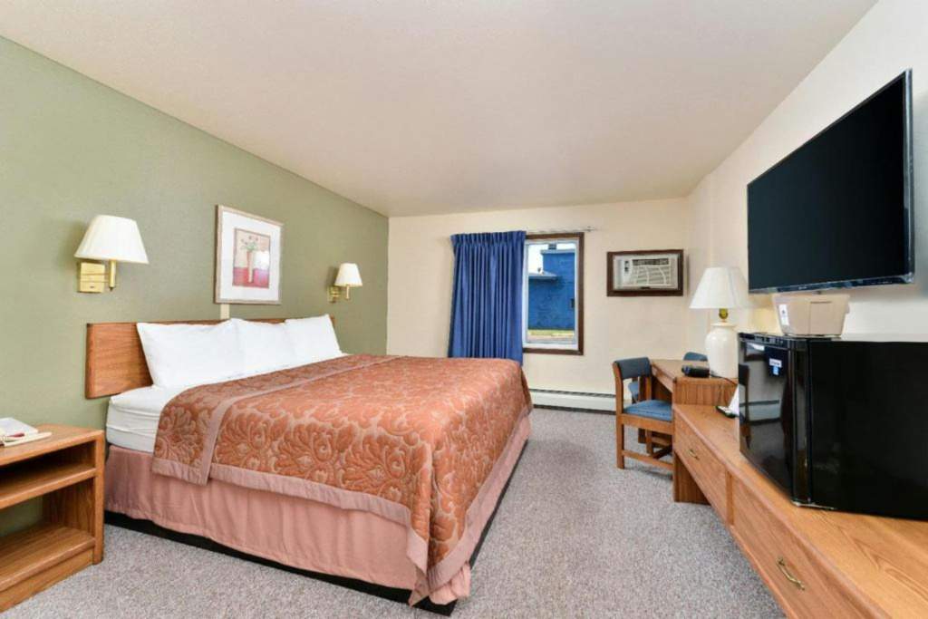 Love Hotels Staples by OYO at HWY 10 MN
