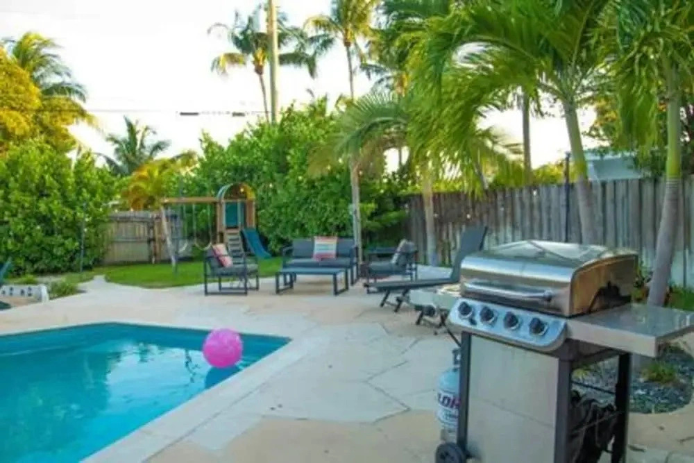 Ocean Breeze Bungalow 4BR 2BA W Pool