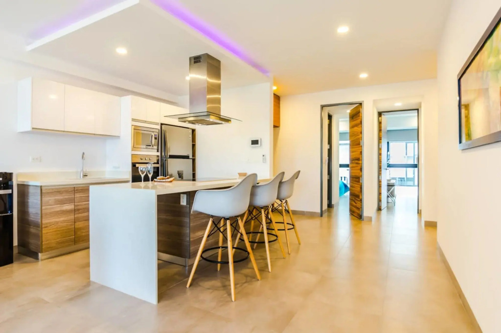Large 2 BR Close to Beach AC Rooftop Pool