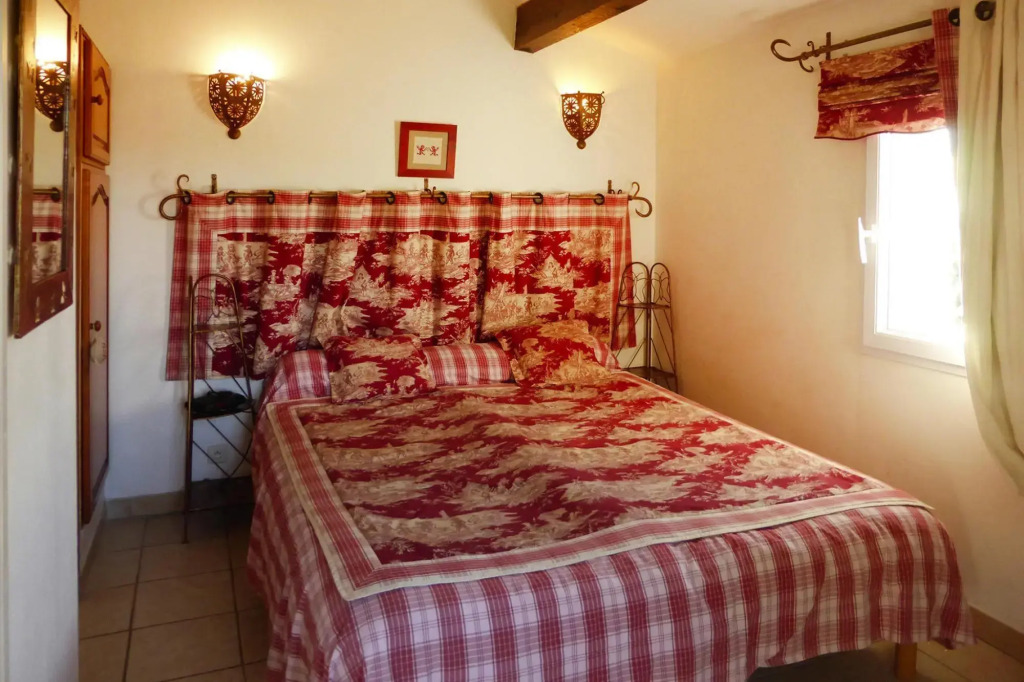 Holiday cottage with private terrace, Bellegarde