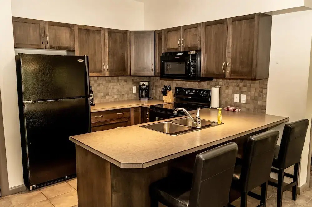 Bright Corner Apartment w/ Lake View #418