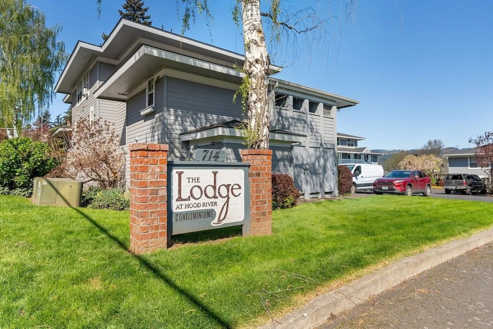 08 Lodge 1 Bedroom Condo by RedAwning
