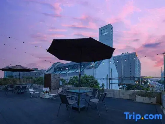 Jintai Business Hotel (Wuhan Canglong Island Hubei University of Economics Store)