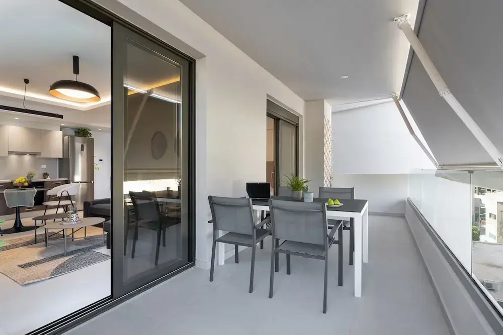 Comfy Apt terrace and parking 800m to old town and beach