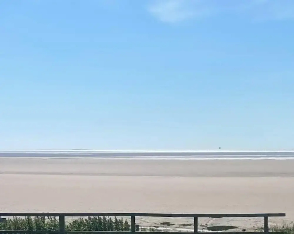 Beachside Lodge - Sleeps 6 - Pets ok - Plus Parking